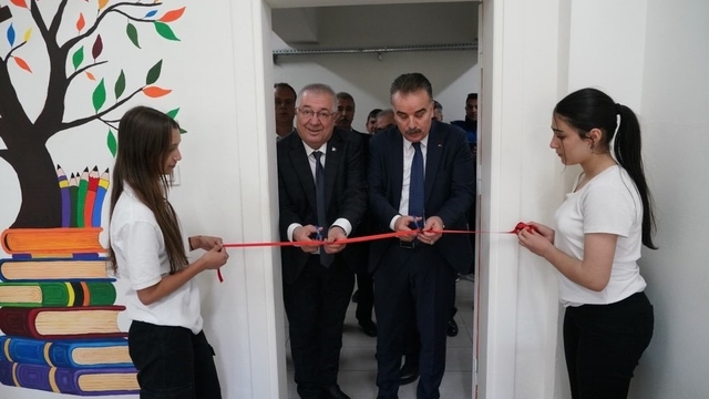 Edremit'te eğitime kütüphane desteği
Zeytinli Ortaokulu'nda açılış heyecanı