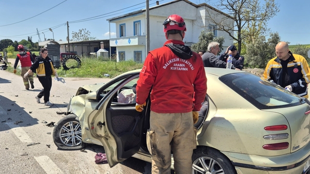 Balıkesir'de otomobiller çarpıştı: 3'ü ağır 6 yaralı