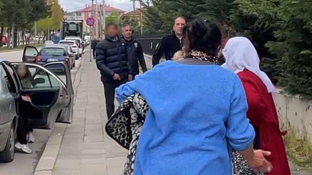 Tanığın verdiği ifadeyi beğenmeyen sanık yakınları hırsını kadın gazetecilerden çıkardı
Önce tanığı kovaladılar, sonra gazetecileri hedef aldılar
"Sizi buluruz, o görüntüleri paylaşırsanız görürsünüz"