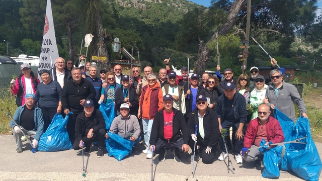 Antalya'da kamp ve karavan tutkunları Olympos'ta çevre temizliği yaptı