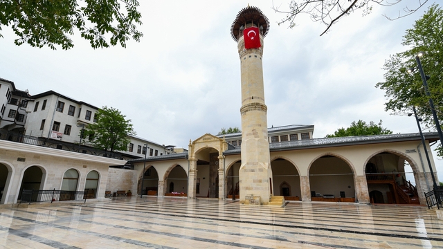 Depremde hasar gören 583 yıllık tarihi Ulu Cami'nin resmi açılışı gerçekleştirildi
Tarihi Ulu Cami'nin açılışına Cumhurbaşkanı Recep Tayyip Erdoğan, video konferans yöntemiyle katıldı