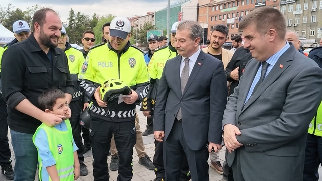 Kırıkkale'de motosiklet kazası geçiren sürücülere kask hediye edildi