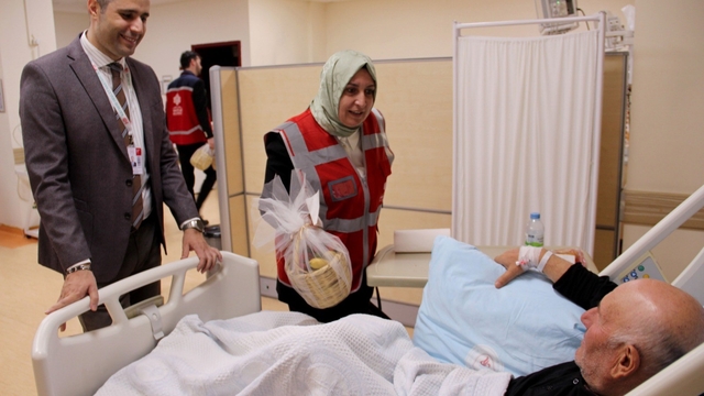 Devlet Hastanesi'nde hastaların yüzünü güldüren ziyaret