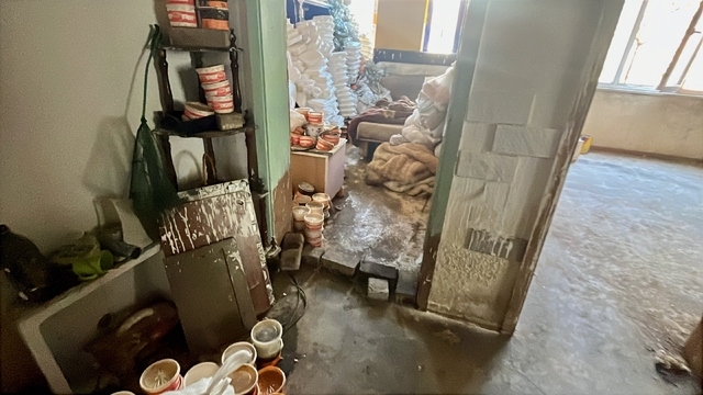 Kocaeli'de bir daireden kamyonlar dolusu çöp çıkarıldı