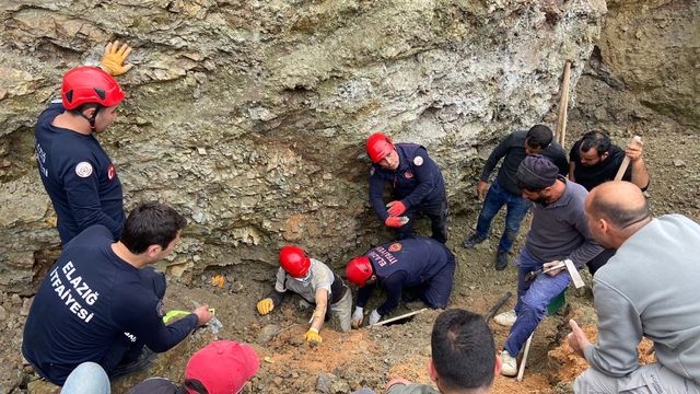 Elazığ'da kanalizasyon çalışmasında kaldırımın çökmesi sonucu göçük altında kalan işçi yaralandı