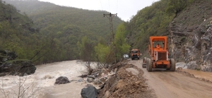Munzur taşkını sonrası kapanan yol 2 günlük çalışmayla yeniden ulaşıma açıl...