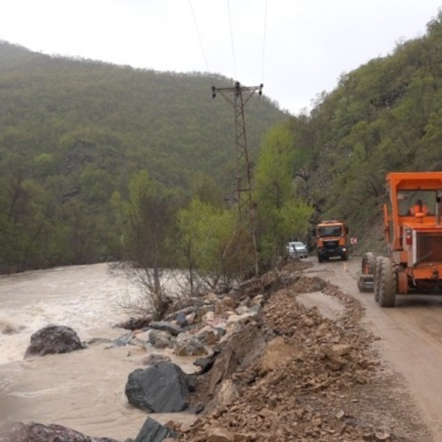 Munzur taşkını sonrası kapanan yol 2 günlük çalışmayla yeniden ulaşıma açıl...
