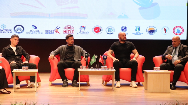 Kocaelispor Başkanı Durul ve futbolcular, KOÜBAK26'da öğrencilerle buluştu