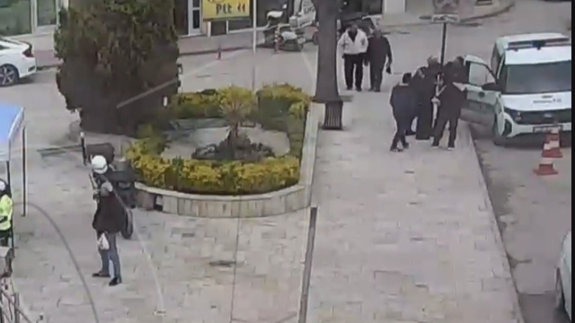 Polislerin 'heimlich' manevrası ile hayata tutundu; o anlar kamerada
