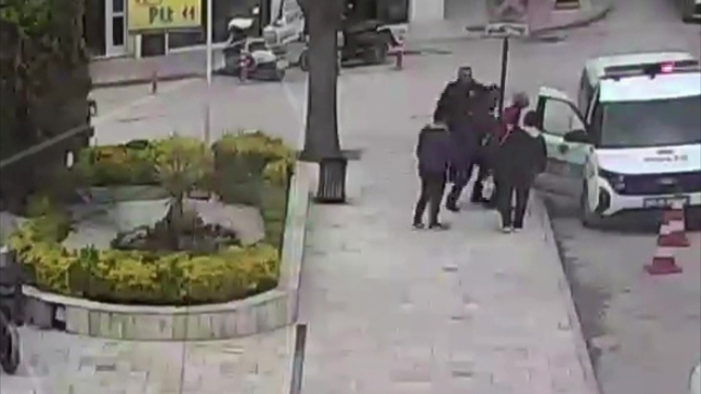 Aracından inip polis otosunun önüne geldi, hayatını Heimlich manevrasıyla polisler kurtardı