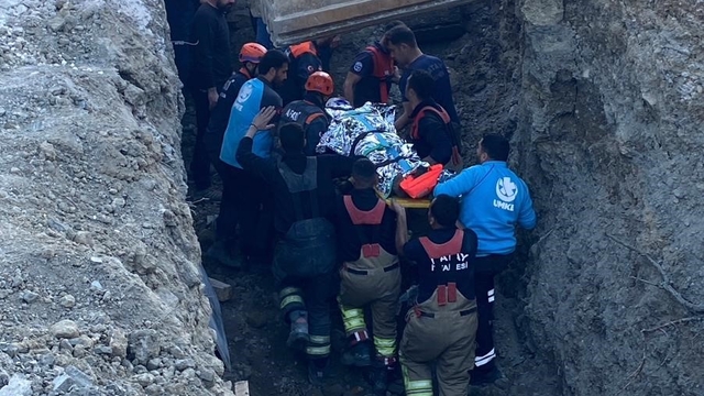 Hatay'da göçük altında kalan işçi kurtarıldı