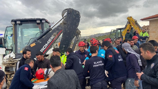 Elazığ'da kanalizasyon çalışmasında göçük altında kalan işçi kurtarıldı