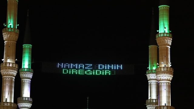Iğdır Merkez Ulu Camii'ne dijital mahya asıldı