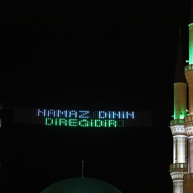 Iğdır Merkez Ulu Camii'ne dijital mahya asıldı