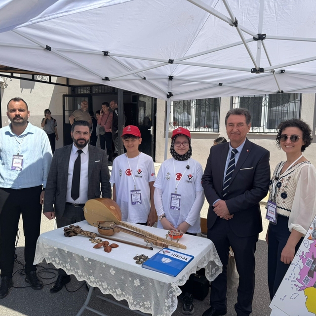 Bilime açılan kapı Akşemseddin Ortaokulu'nda aralandı
TÜBİTAK 4006 Bilim Fu...