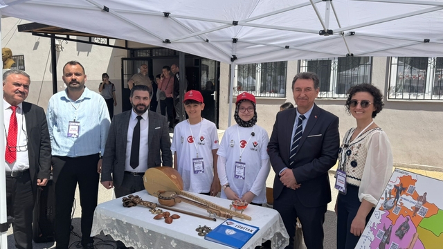 Bilime açılan kapı Akşemseddin Ortaokulu'nda aralandı
TÜBİTAK 4006 Bilim Fuarı'nda sergilenen 19 proje büyük beğeni topladı