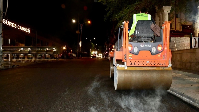 Siirt'te asfalt mesaisi gece de sürüyor
