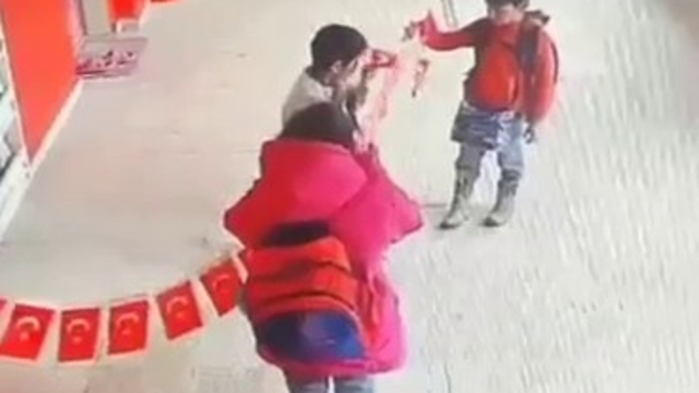 Erzurum'dan yürekleri ısıtan görüntüler: Minikler yere düşen bayrağı asmak için seferber oldular