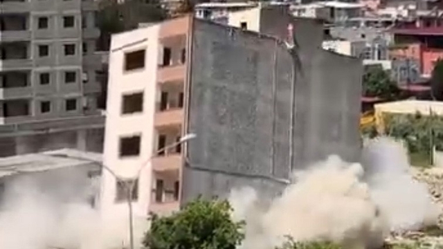 Kontrolsüz yıkım faciaya davetiye çıkardı: Kadın son anda kaçtı