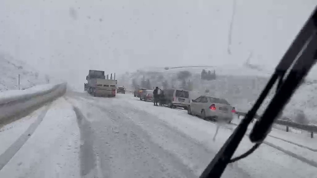 Erzurum'da Mayıs'ta kar sürprizi
Kar yağışı hayatı olumsuz etkiledi
