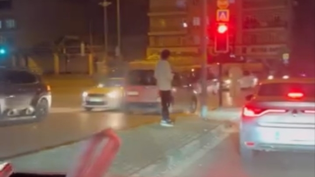Bursa'da ters şeride giren hafif ticari araç trafiği tehlikeye attı