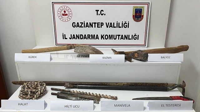 Gaziantep'te kaçak kazı yapan 2 şahsı jandarma yakaladı