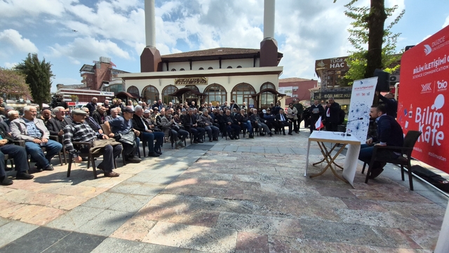 Düzce'de meydanda bilim, gündemde kalp sağlığı
Bilim Kafe'de kalp sağlığı kent meydanın da anlatıldı
Osman Kayapınar, "Sağlıksız yaşam kalp krizlerini artırıyor"