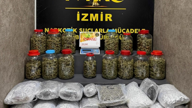 İzmir'de 39 kilo kokain, 21 kilo skunk ele geçirildi; 4 tutuklama