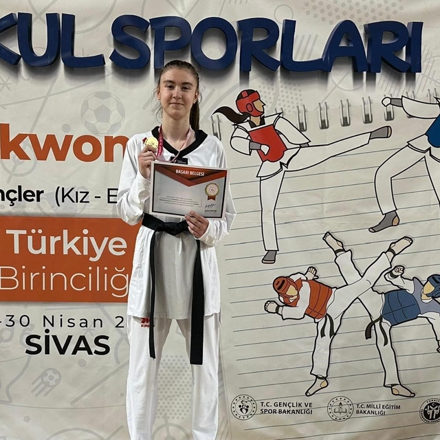 Aydın Lisesi öğrencisi Özfidan'dan çifte şampiyonluk