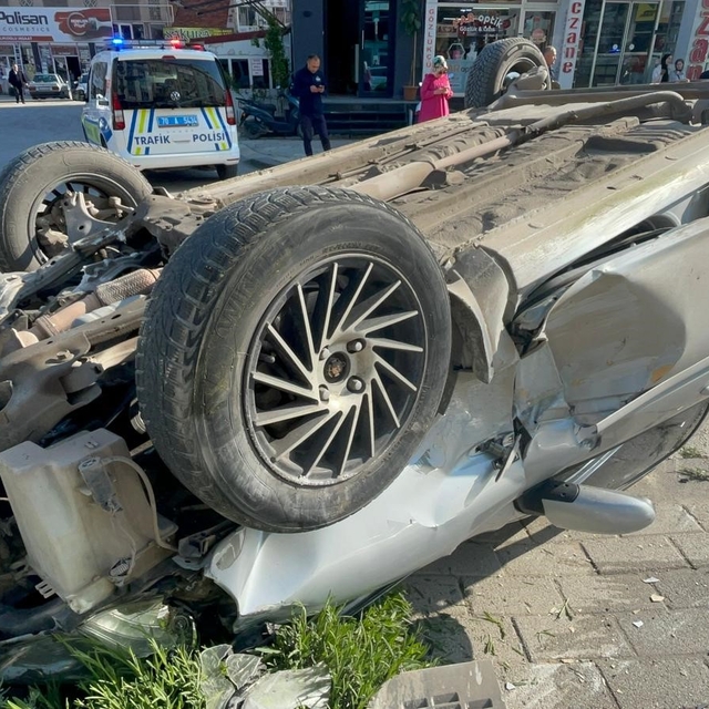 Karaman'da takla atan otomobil sürücüsü yaralandı