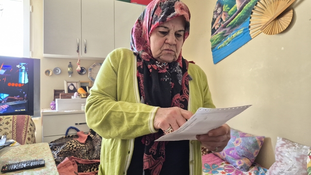 Oğlu gibi güvendiği kişi tarafından 16 milyon TL dolandırıldığı iddiası
Neredeyse tüm mal varlığını kaybeden, öz evlatlarıyla da arası bozulan Hacer Kaptan:
"Anne-oğul gibiydik, dağ gibi arkamda duruyordu"
"Çoğu insanın öz evlatlarına yapamadığını ben ona yaptım"
"Yaklaşık 16 milyon Türk Lirası zararım, 11 tane icram var"