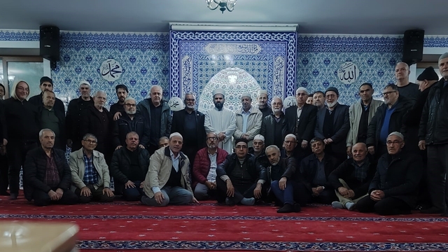Suriyeli Abdülkerim Ömer'e cami cemaatinden anlamlı uğurlama