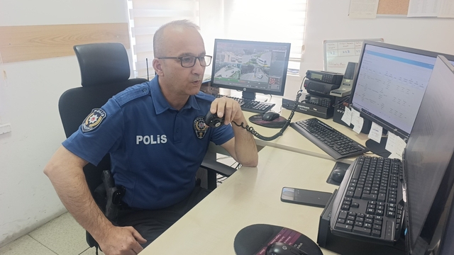 Antalya'da 30 yıllık polis memurundan telsizde arkadaşlarına duygusal veda
Telsizden helallik isteyip vedalaştı