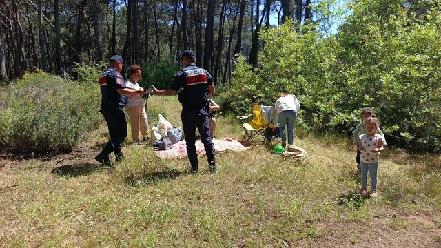 Antalya'da ormanlara girişler yasaklandı, jandarma vatandaşları tek tek uyardı
Orman içinde devriye gezen jandarma ekipleri, vatandaşları anonslarla ve birebir uyardılar