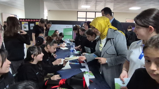 Düzce'de minik yazarlar imza günü yaptı
Ortaokul öğrencilerinin yazdığı 9 kitapta yayımlandı