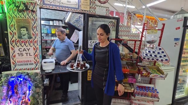 Yaklaşık 3 metrekarelik iş yerini sanat eseri niteliğinde bir mekâna dönüştürdü
İş yerini çinilerle kaplayıp çiçeklerle donatarak hem müşterilerin hem de çevre esnafının takdirini topluyor