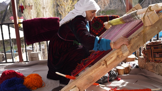 Şırnaklı kadınların ilmek ilmek işlediği seccadeler 20 bin liradan satılıyor
