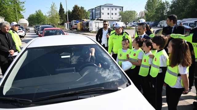 Minik trafik dedektifleri görev başında: Hem öğrendi hem öğretti