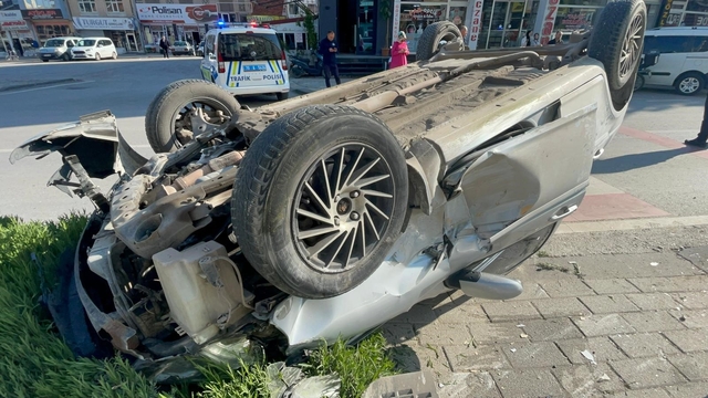 Karaman'da takla atan otomobil sürücüsü yaralandı