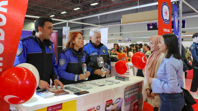 Van polisi Kariyer Fuarı'nda kullandıkları milli araçları tanıttı