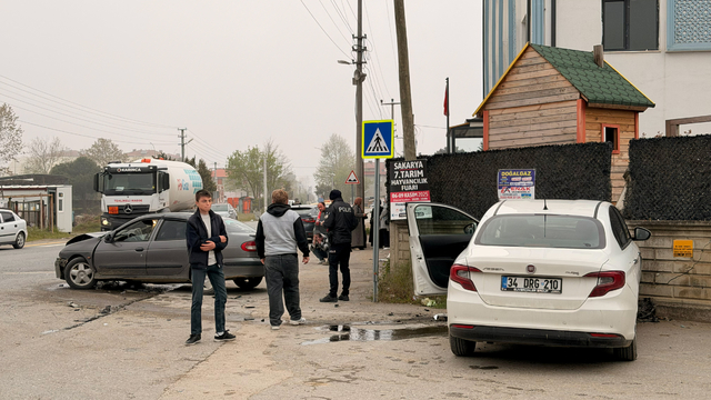 Sakarya'da iki otomobilin çarpıştığı kazada 4 kişi yaralandı