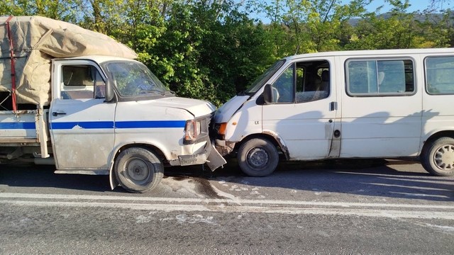Bilecik'te kamyonetle minibüsün çarpıştığı kazada 1 kişi yaralandı