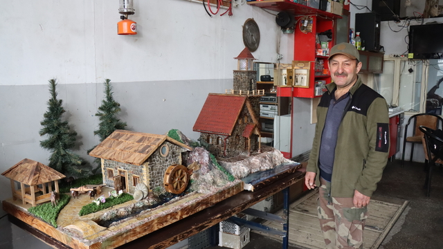 Erzincan'da emekli elektrik ustası doğadan topladığı taşlarla minyatür evler yapıyor
