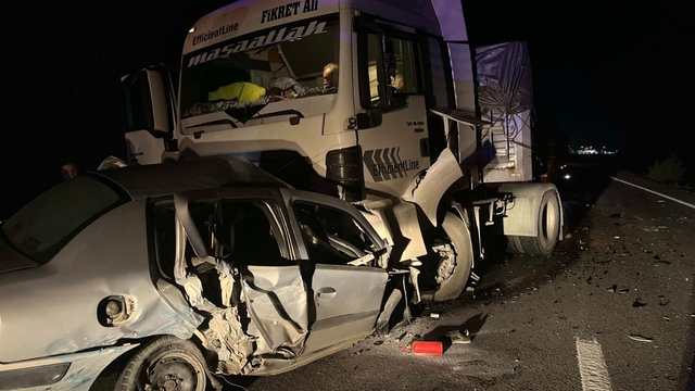 TIR ile çarpışan otomobildeki çift öldü