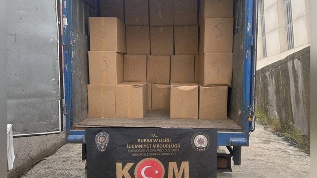 Bursa'da rekor kaçak makaron operasyonu
Bursa'da 3 milyon 105 bin adet dolu makaron ele geçirildi