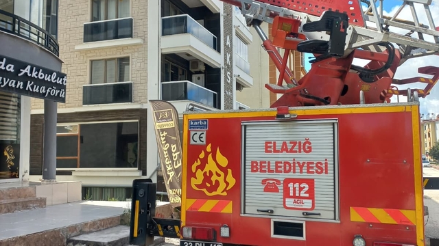 Cam arasına sıkışan güvercin kurtarıldı
