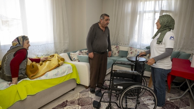 Mersin'de engellilere tekerlekli sandalye ve hasta bezi desteği