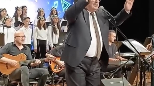Sahnede öğrencileriyle şarkı söyleyen okul müdürü sosyal medyayı salladı
Sesi Barış Manço'ya benzetilen müdür, öğrencileriyle 90'lar konserinde unutulmaz gece yaşattı
