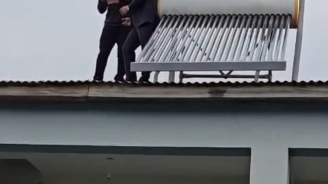 Köy ziyaretinde dikkat çeken anlar: Çatıda başlayan sohbet üyelikle sonuçlandı