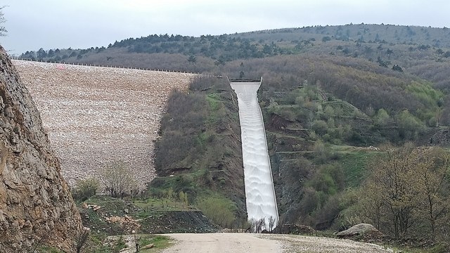 Pazaryeri tarımında altın dönem başlıyor
İlçe ekonomisine büyük katkı sağlayacak Dereköy Barajı yoğun yağış sonrası tam kapasiteye ulaştı
Taşkın savaklarından su bırakmaya başlandı, Pazaryeri'nde tarımsal üretimde ciddi artış bekleniyor